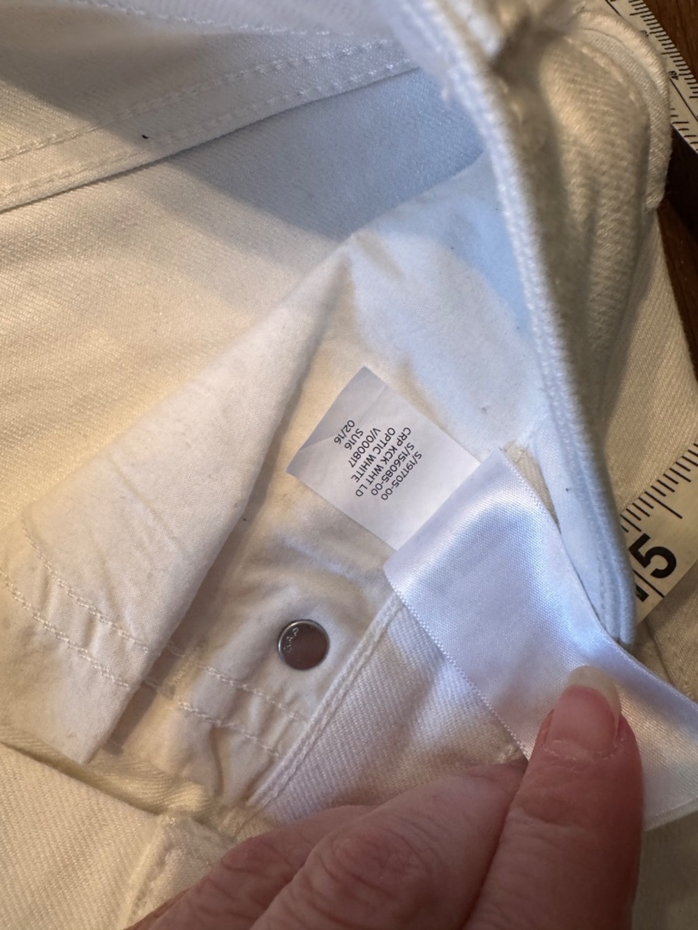 Gap Crop Kick Ankle Jean. Size 2. White Denim. 2016 Collection - Picture 6 of 10